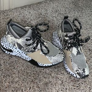 LIKE BRAND NEW STEVE MADDEN TENNIS SHOES
